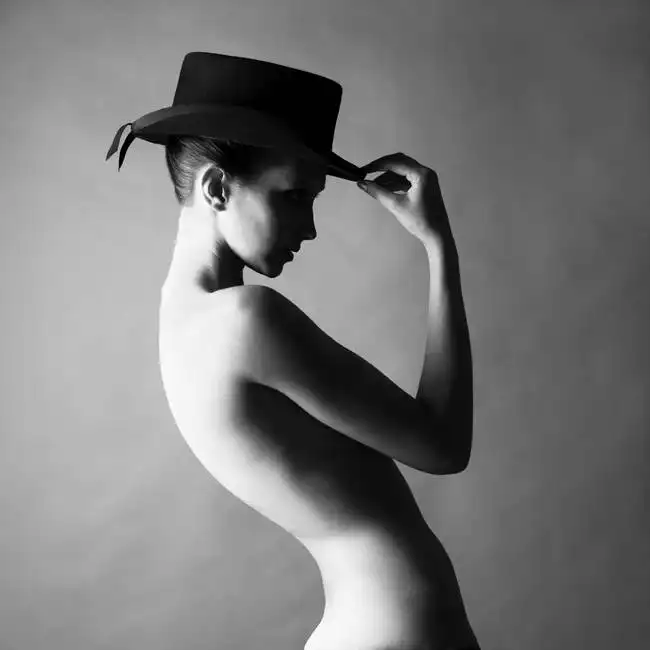 Neznámý: Černá a bílá - portrét nahé dáma s kloboukem