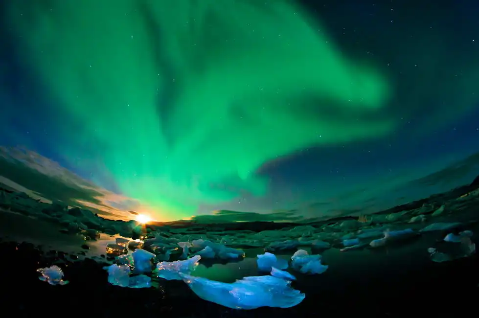 Neznámý: Polární záře nad ledovcovou lagunou na Islandu