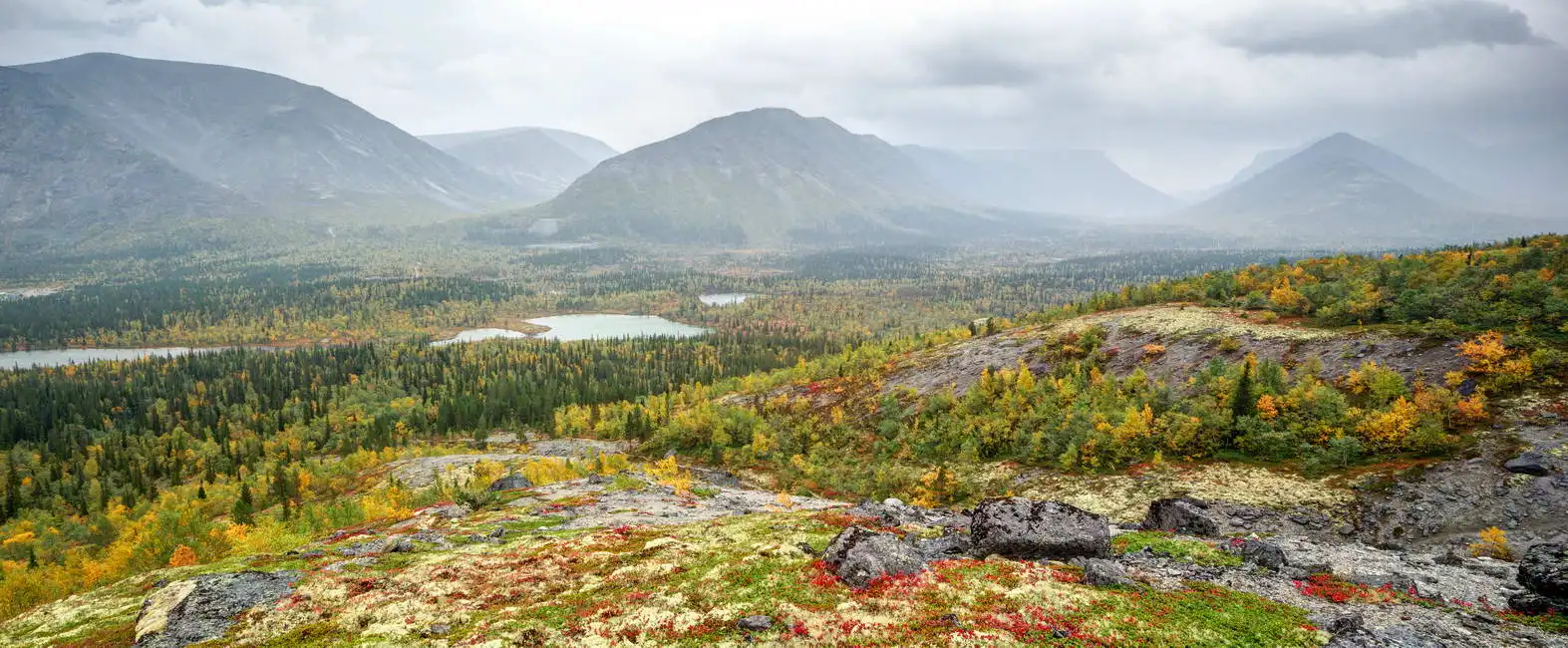 Unknown: Panoramablick auf das Tal Kunijok, Russland