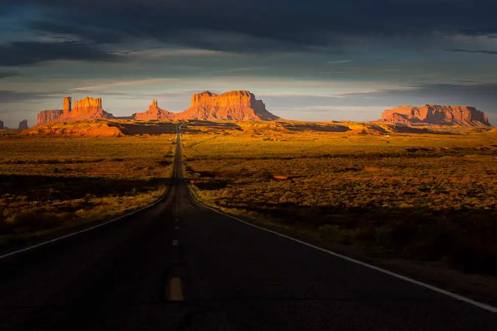 Unknown: Lever de soleil sur Monument Valley