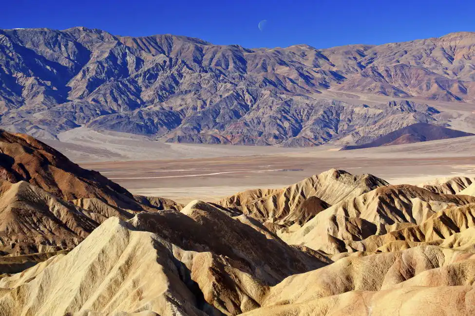 Unknown: Lune au-dessus de Zabriskie Point, Parc national de la Vallée de la Mort