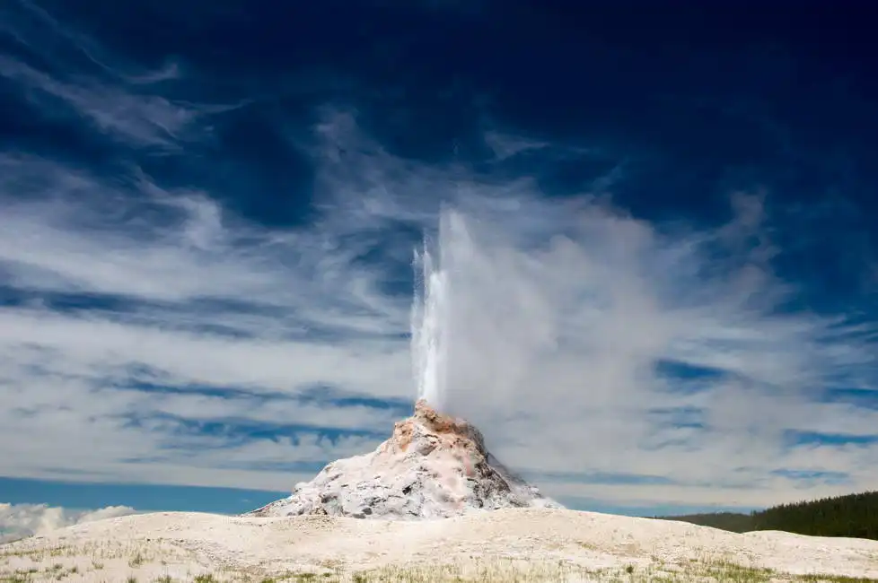Unknown: Geyser de White Dome, parc national de Yellowstone