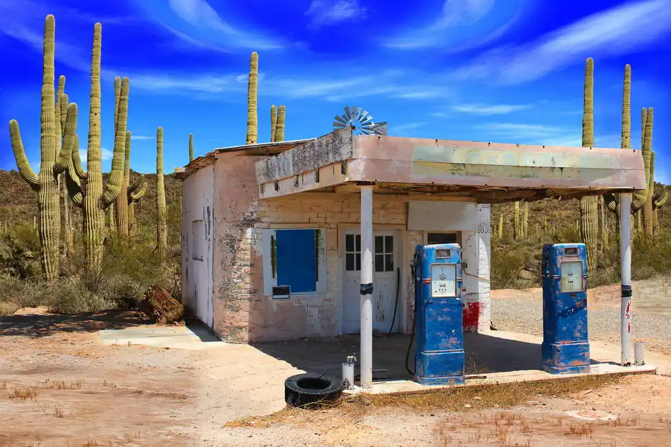 Neznámý: Stará čerpací stanice v arizonské poušti