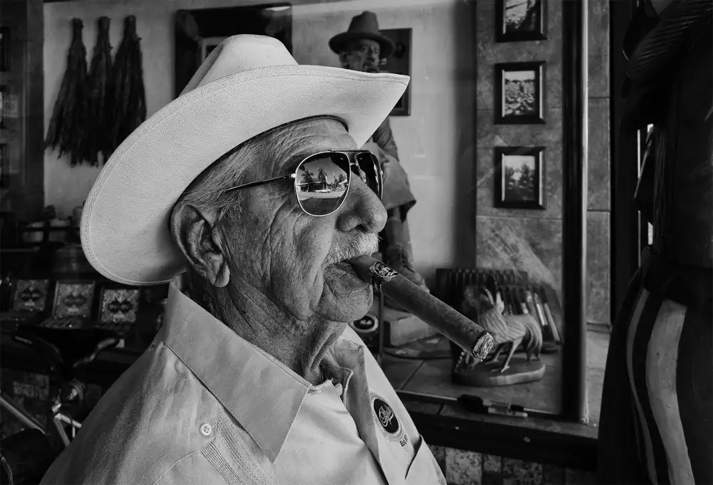Liviero, Tony: Homme avec cigarette