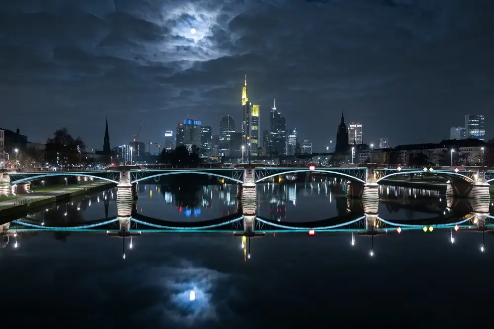 Mike: Frankfurt za úplňku