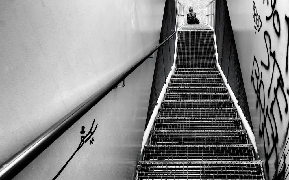 Jonkman, Gerard: En la parte inferior de la escalera