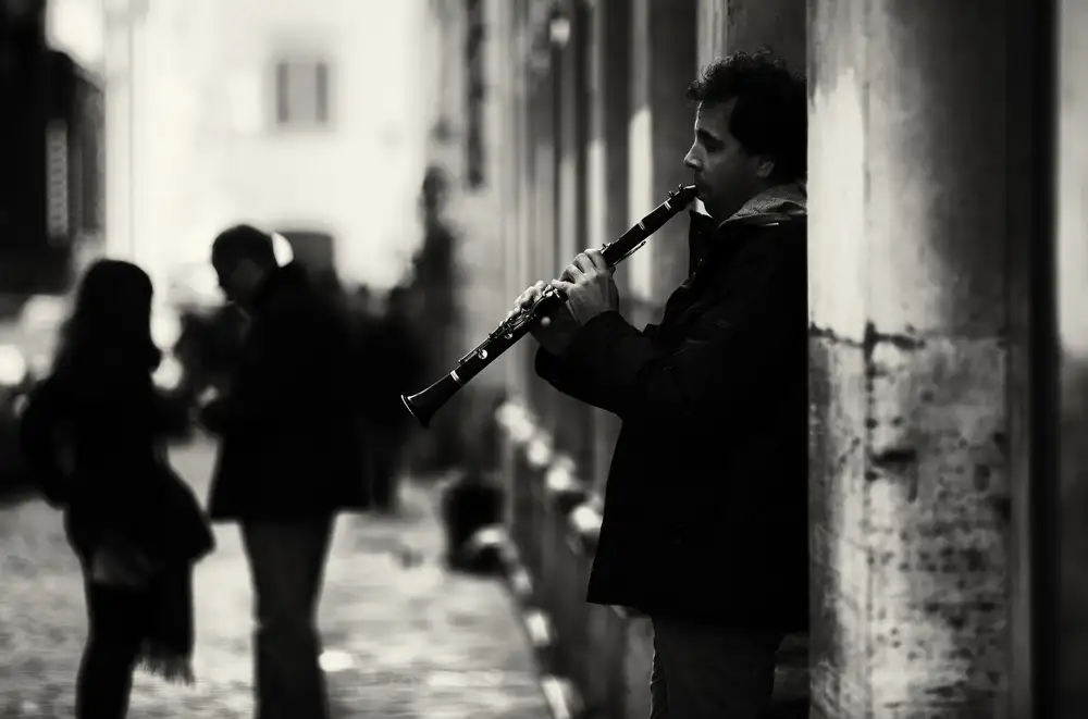 Oncete, Julien: Canzone di strada a Roma