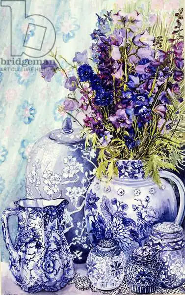 Thewsey, Joa: Delphiniums con macetas azul antiguo