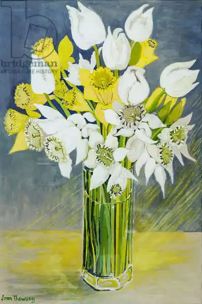 Thewsey, Joa: Narcisos y tulipanes blancos en un jarrón octogonal de cristal