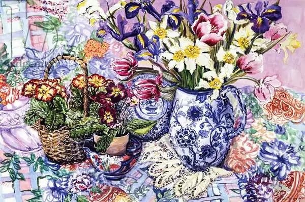 Thewsey, Joa: Narcisos, Tulipanes e Iris en Jarra Jacobea Azul y Blanca con Tela Sanderson y Prímulas
