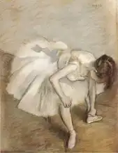 Degas, Edgar: Danseuse nouant son brodequin