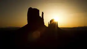 Zuzana a Josef Havlínovi: Východ slunce nad Monument Valley