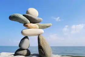 Neznámý: Stone balancing na mořském pobřeží