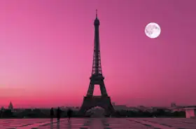 Neznámý: Eiffelova věž v Paříži při pohledu ze Trocadera