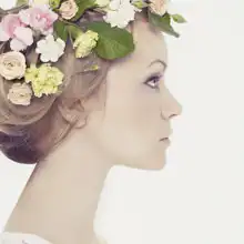 Neznámý: Mladá žena s jemnými květinami ve vlasech