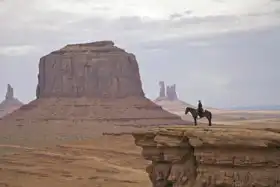 Neznámý: Navajo žena na koni v Monument Valley