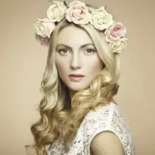 Neznámý: Portrét krásné blondýny s květinami ve vlasech