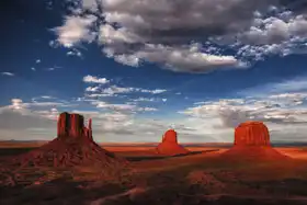 Neznámý: Západ slunce v Monument Valley