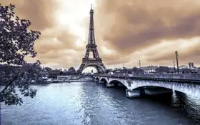 Neznámý: Eiffelova věž od Seiny