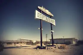 Neznámý: Čerpací stanice na Route 66 v poušti, Kalifornie