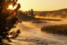 Neznámý: Východ slunce nad řekou Yellowstone
