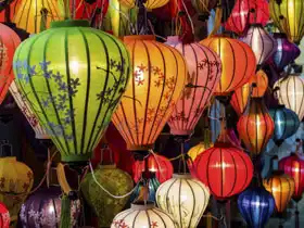 Neznámý: Lampy ve starém městě Hoi An, Vietnamu
