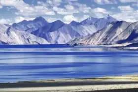 Neznámý: Hory a jezero Pangong Tso, Tibet