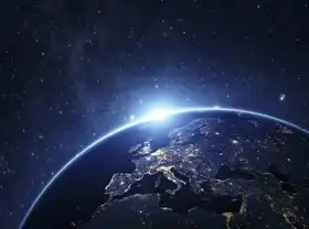 Neznámý: Planeta Země z vesmíru v noci