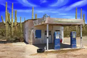 Neznámý: Stará čerpací stanice v arizonské poušti
